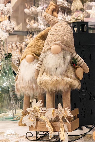 Photo du marché de Noël des jardineries Tournesols - Peluches de lutins beiges